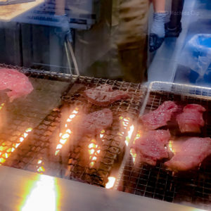 牛たんと和牛焼き 青葉 小田急町田店の牛たんを焼いている様子の写真