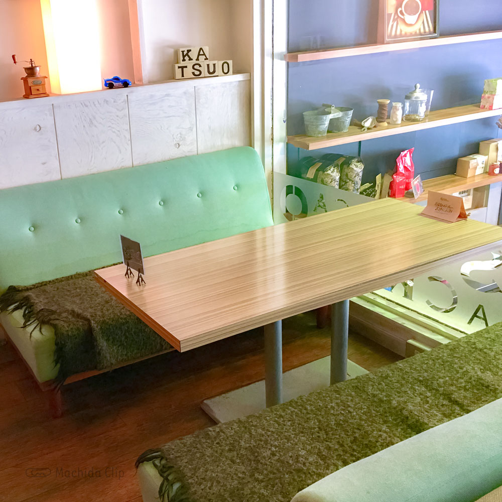 CAFE KATSUO（カフェ カツオ）のソファ席の写真