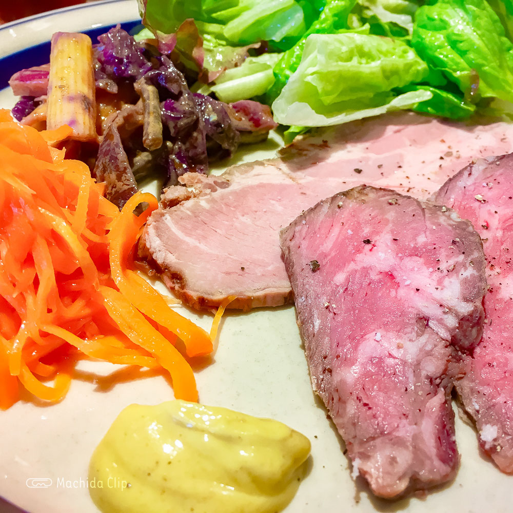 肉ビストロ ディヴァン 町田駅前店の「黒毛和牛ローストビーフと佐助豚ローストポークプレート」の写真