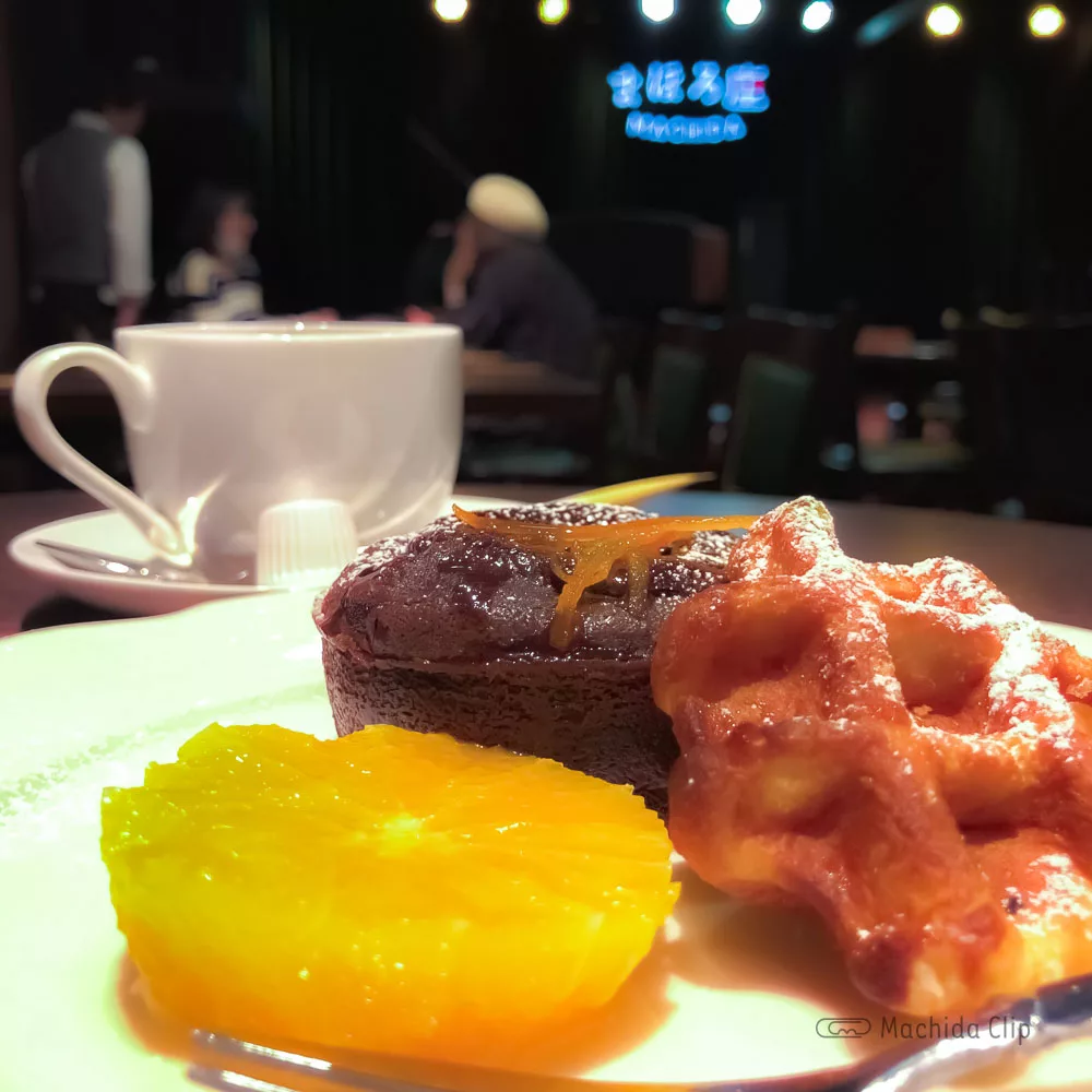 まほろ座 MACHIDAの「フォンダンショコラとワッフル」の写真