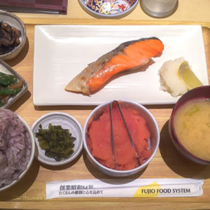 さち福やCAFÉ 町田東急ツインズ店の「天然紅鮭の甘塩焼 大根おろし添え定食」の写真