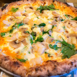 トラットリア＆ピッツェリア Dai 町田店のピザ「カプリチョーザ」の写真