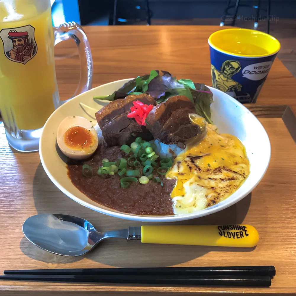 ロックなカレー屋 YASSカレーの「角煮カレー」の写真
