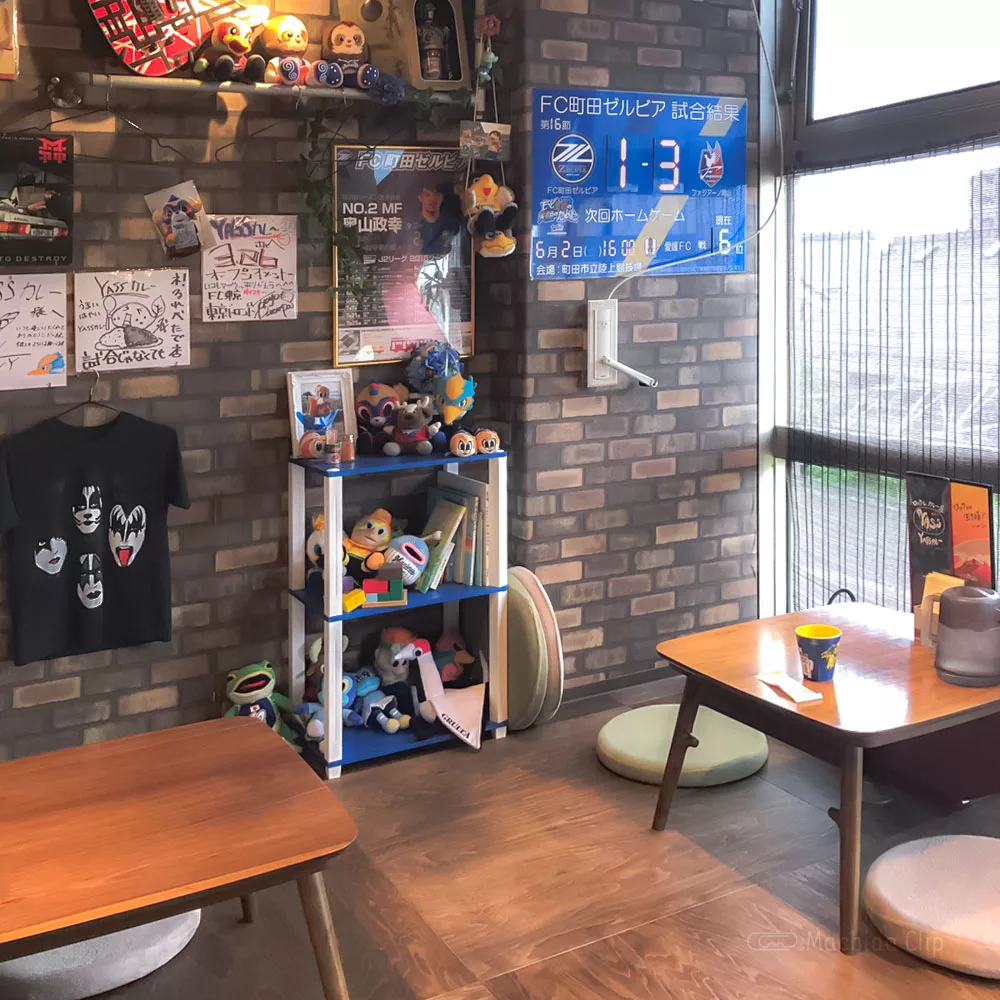 ロックなカレー屋 YASSカレーの小上がりの写真