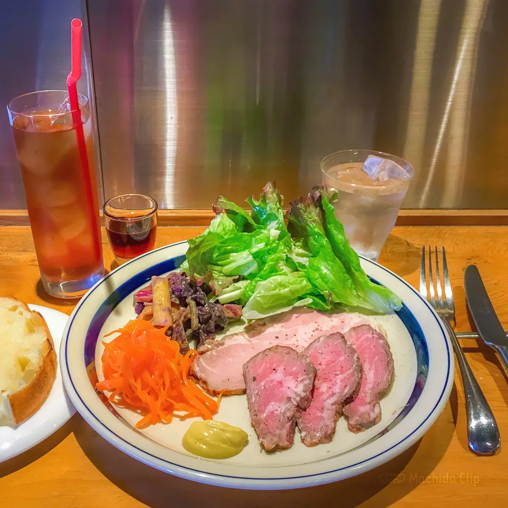 肉ビストロ ディヴァン 町田駅前店の「黒毛和牛ローストビーフと佐助豚ローストポークプレート」の写真