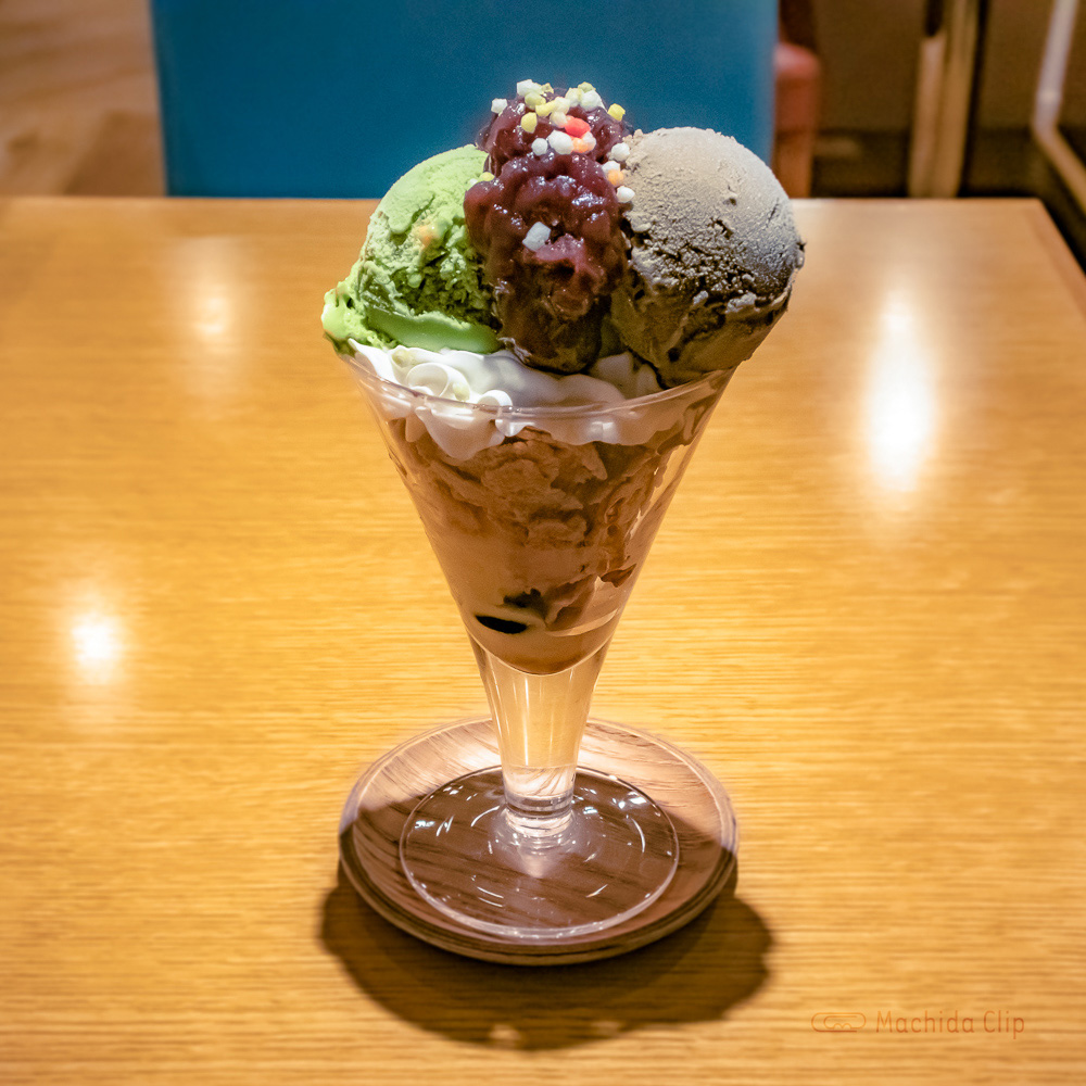 家カフェおたま 町田モディ店の「知覧茶とほうじ茶アイスの粒あんパフェ」の写真