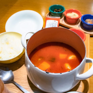 家カフェおたま 町田モディ店の「チキンと根菜のトマト煮込みスープ定食」の写真
