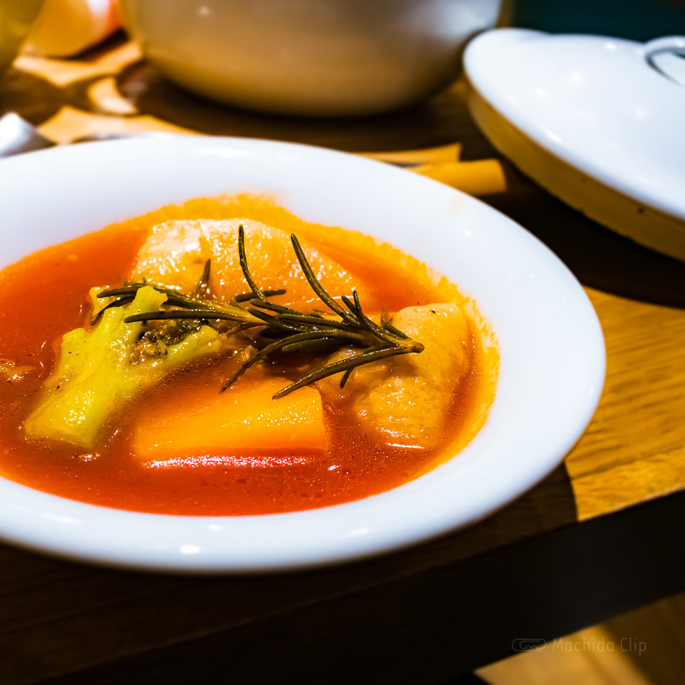家カフェおたま 町田モディ店の「チキンと根菜のトマト煮込みスープ」の写真