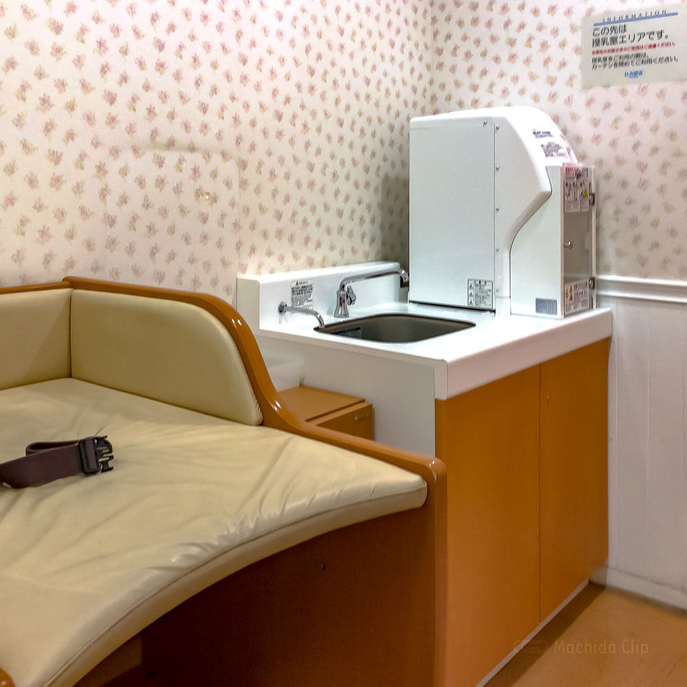 ルミネ町田 授乳室のおむつ交換台の写真