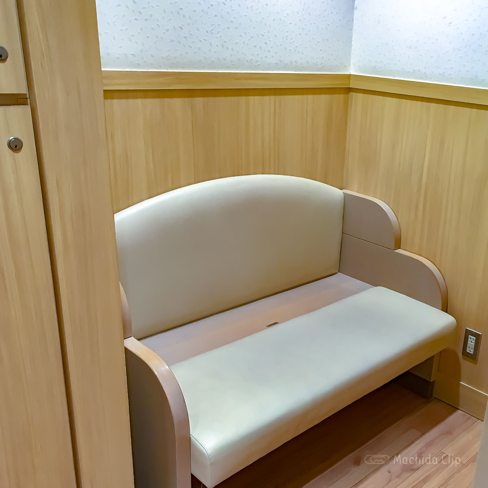 町田東急ツインズ 授乳室のソファの写真
