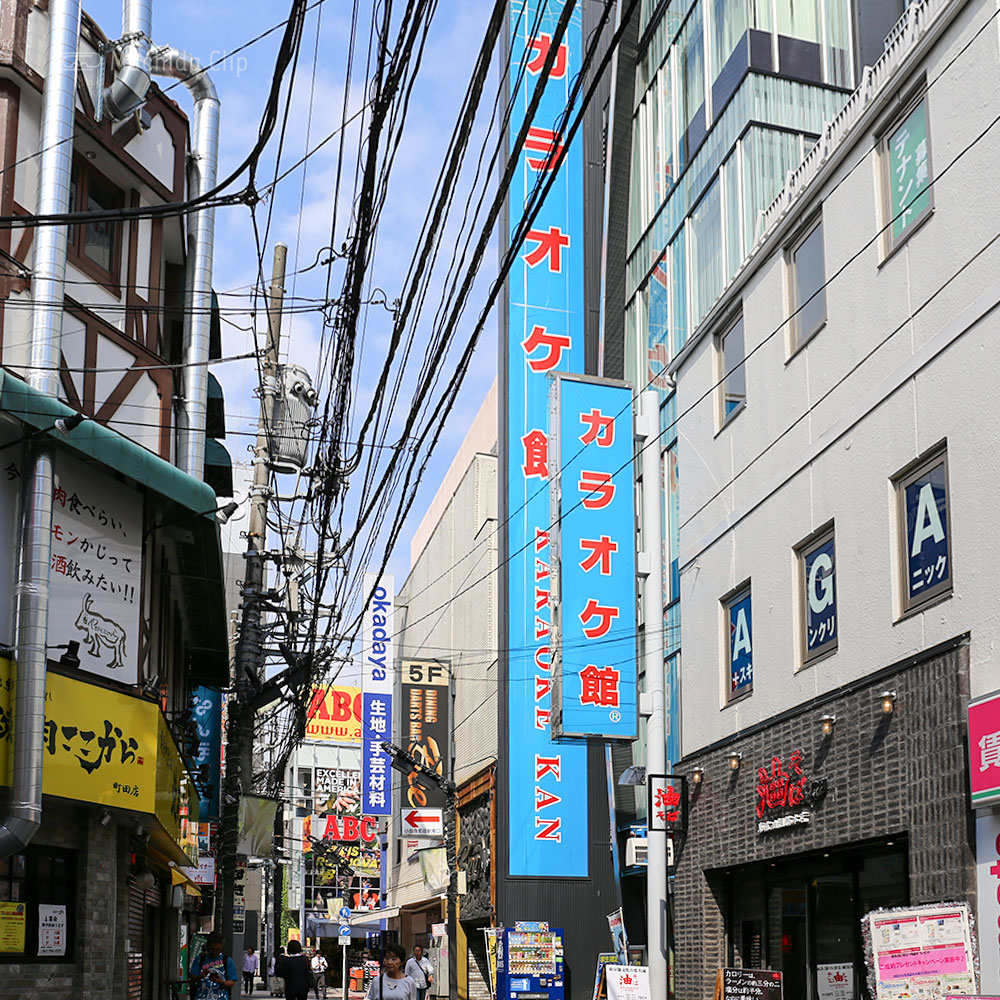 【道順案内の写真】「油そば」が入っている山﨑商事ビル