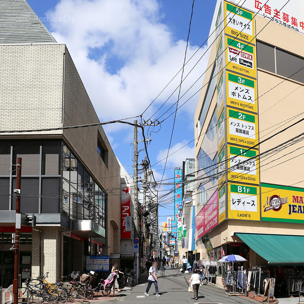 【道順案内の写真】「三菱UFJ銀行」と「マルカワ」の間の道