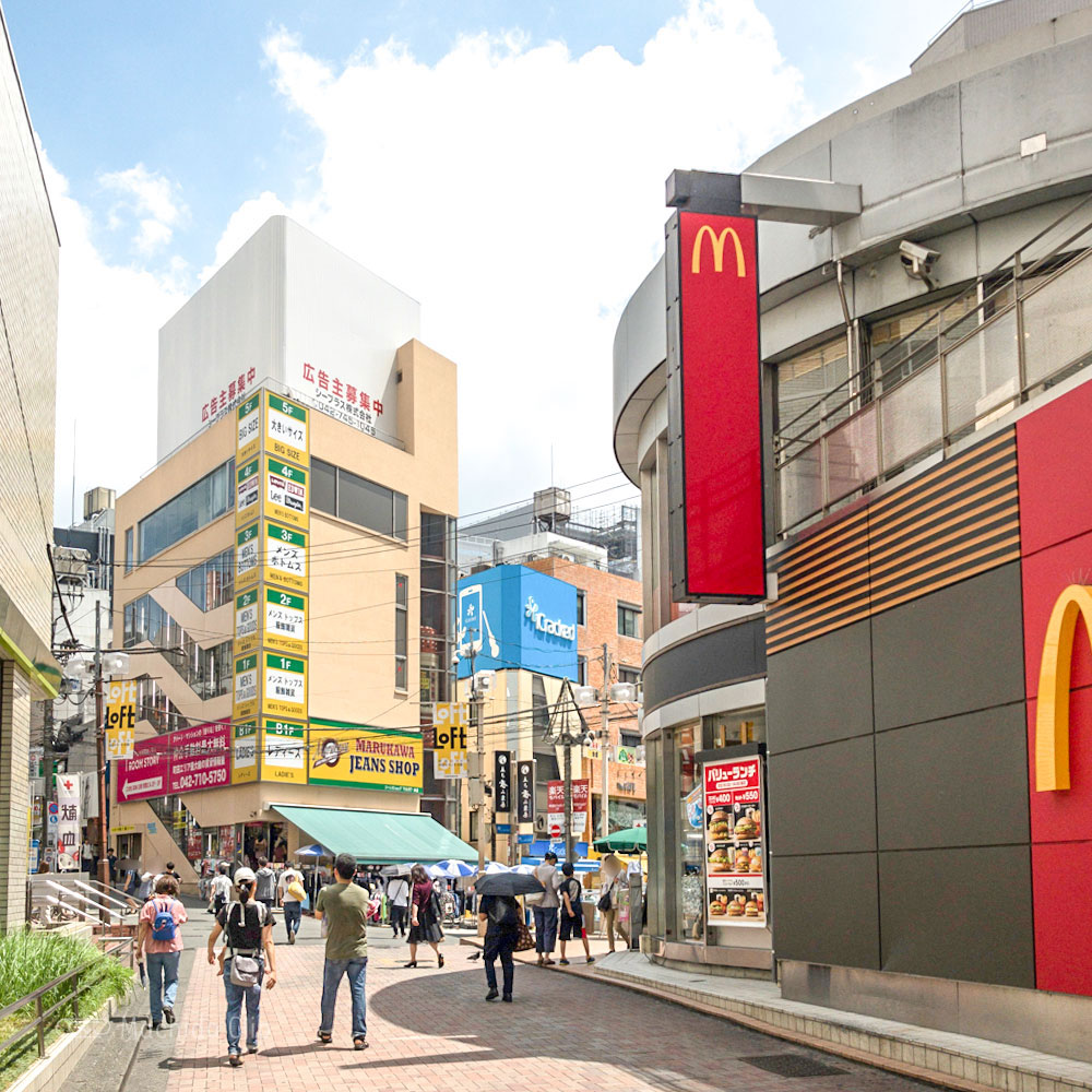 【道順案内の写真】「マクドナルド」の横の道