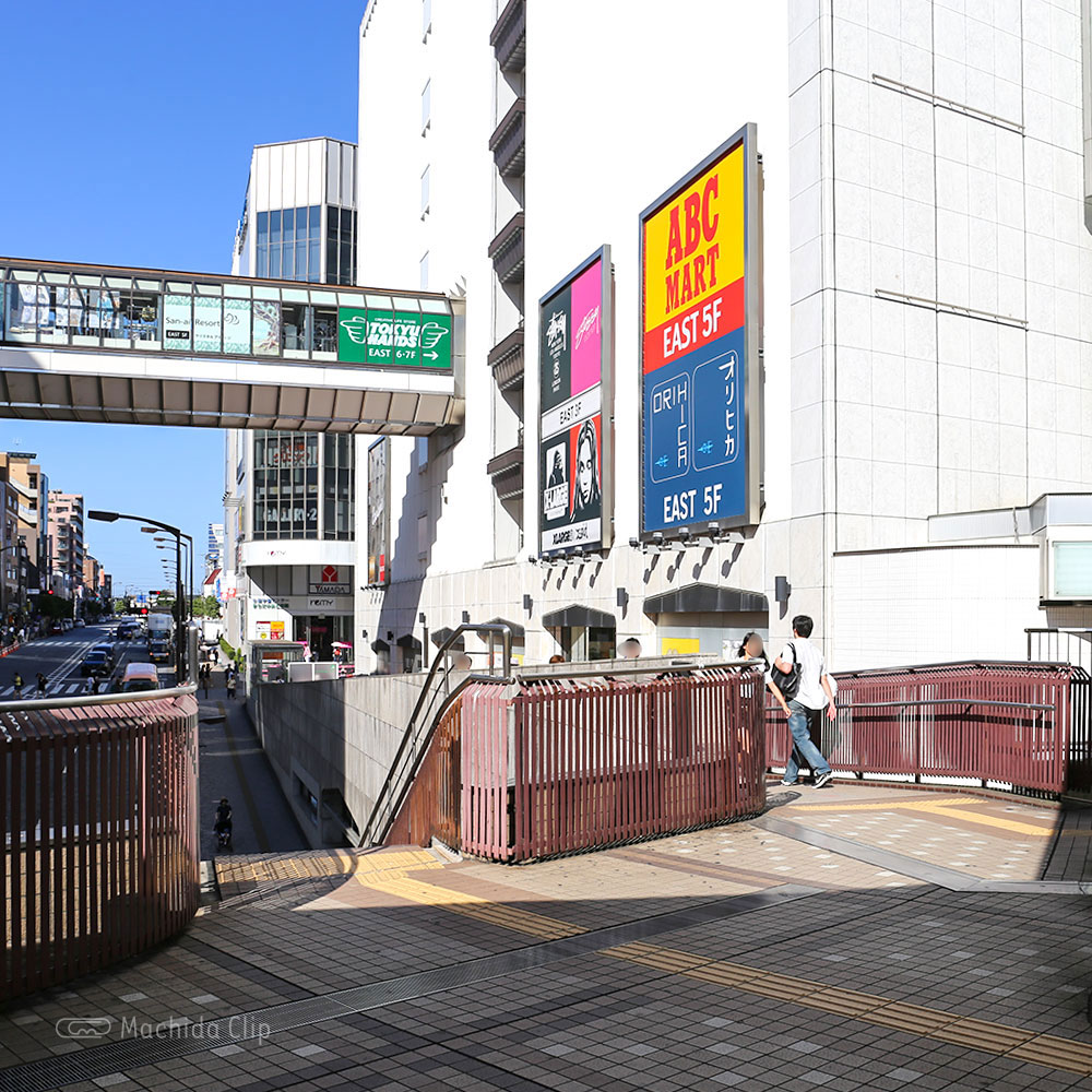 【道順案内の写真】「町田東急ツインズEAST」沿いのスロープ