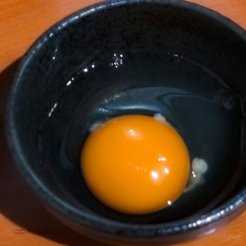 東京トンテキ×ステーキの王様 町田店のトッピング「生卵」の写真