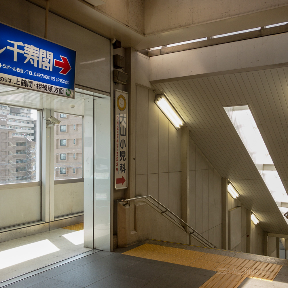 【道順案内の写真】JR町田駅南出口の階段の写真