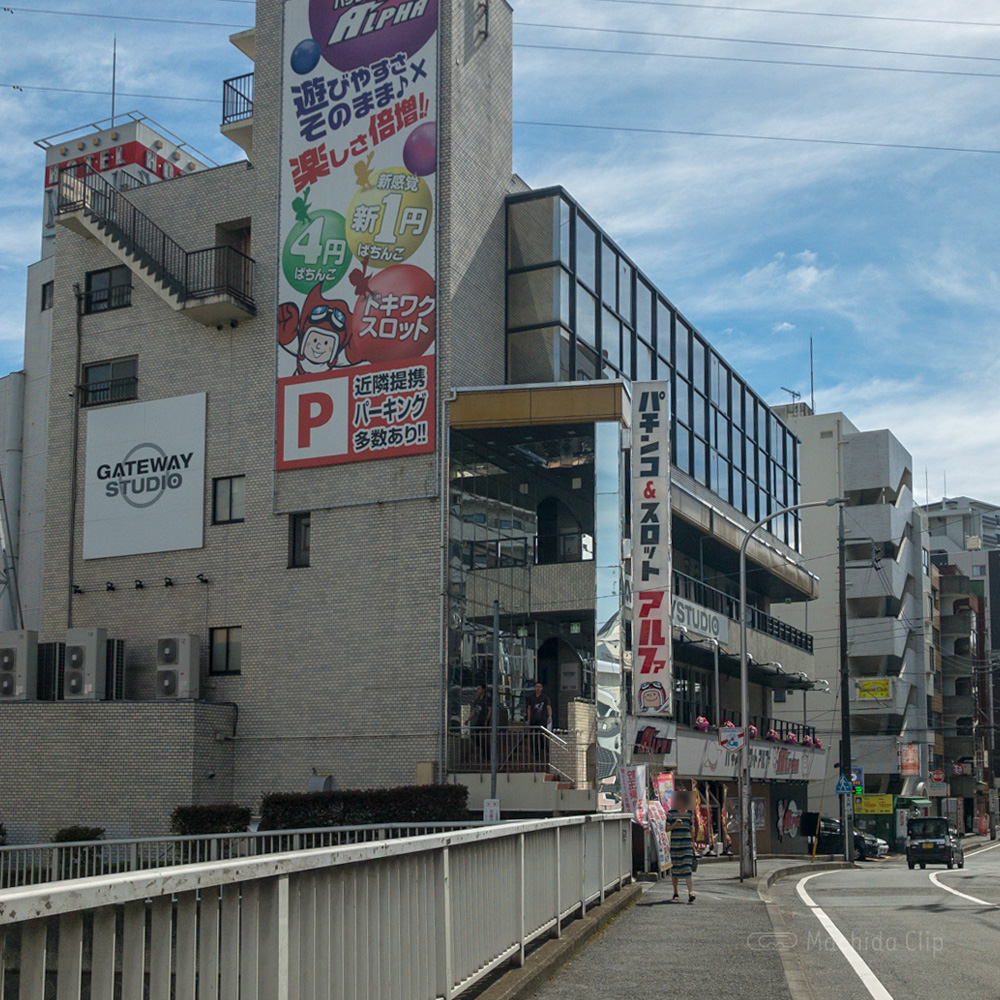 【道順案内の写真】ヨドバシカメラ前の道路の写真