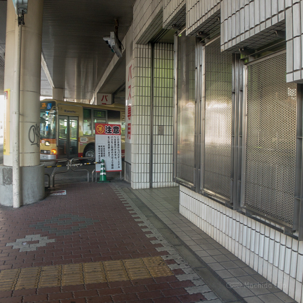 【道順案内の写真】ミーナ町田の地下階段へ向かう通りの写真