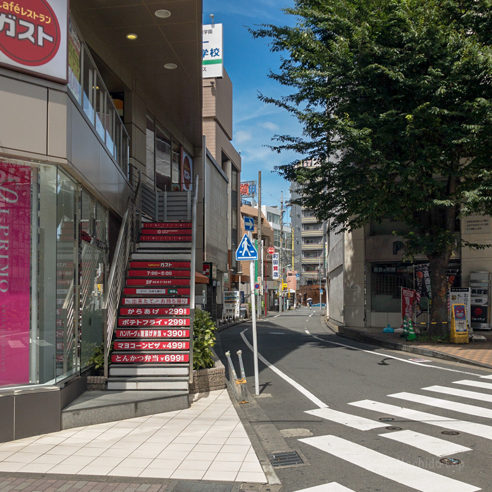 【道順案内の写真】「ガスト 町田駅北口店」の通り