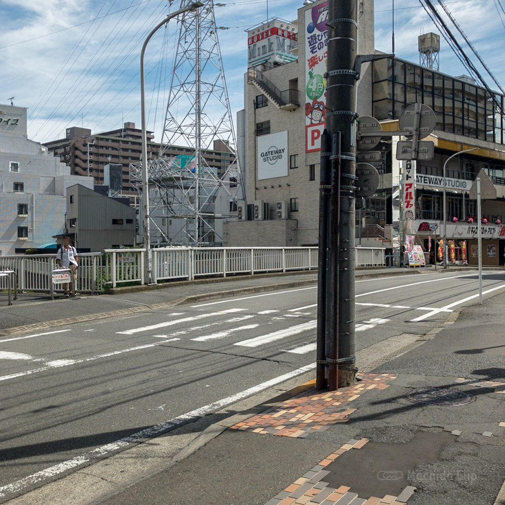 【道順案内の写真】ヨドバシカメラ前の道路の写真