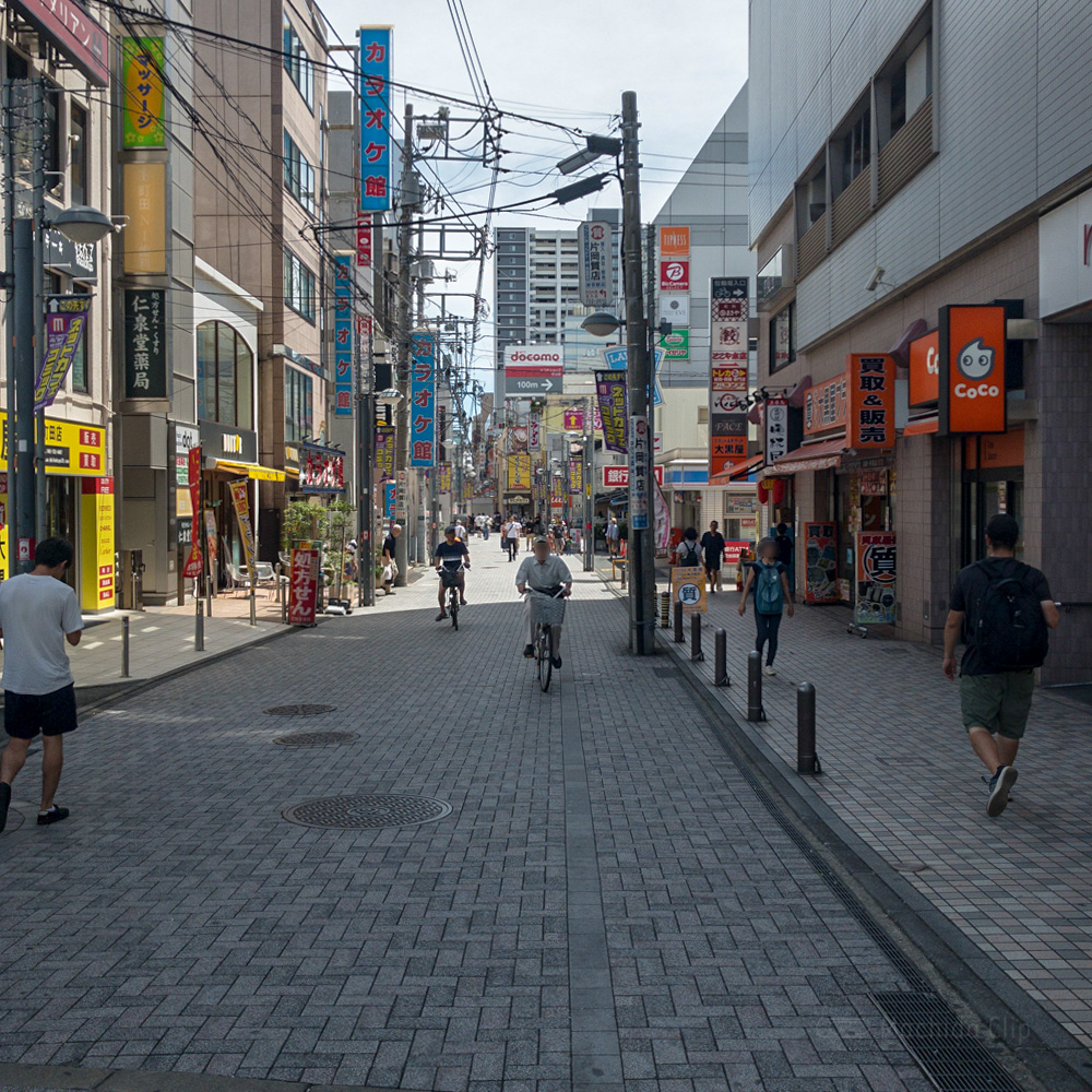 【道順案内の写真】「CoCo都可 町田店」の前の通り