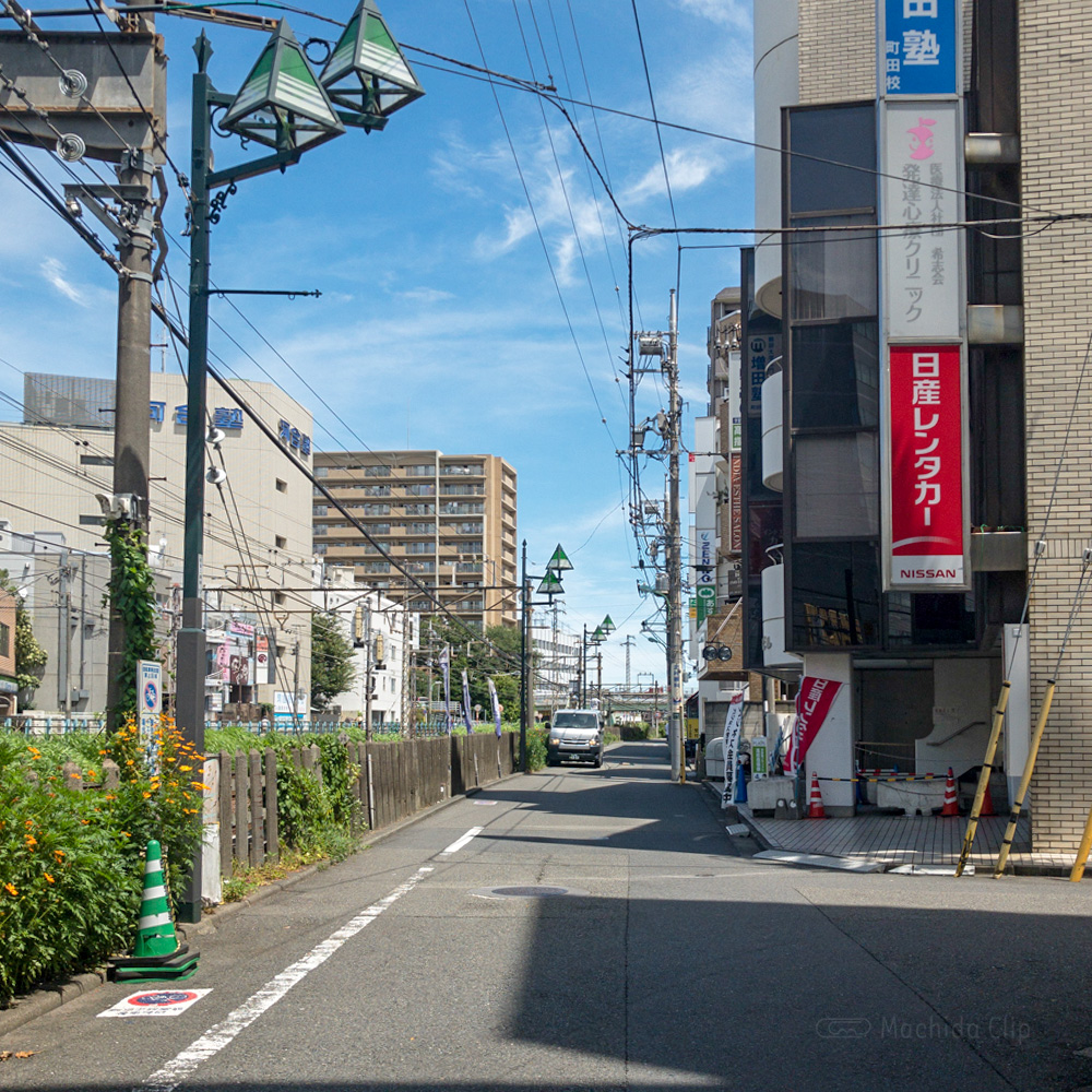 【道順案内の写真】小田急線町田駅第二踏切近くの線路沿いの通り