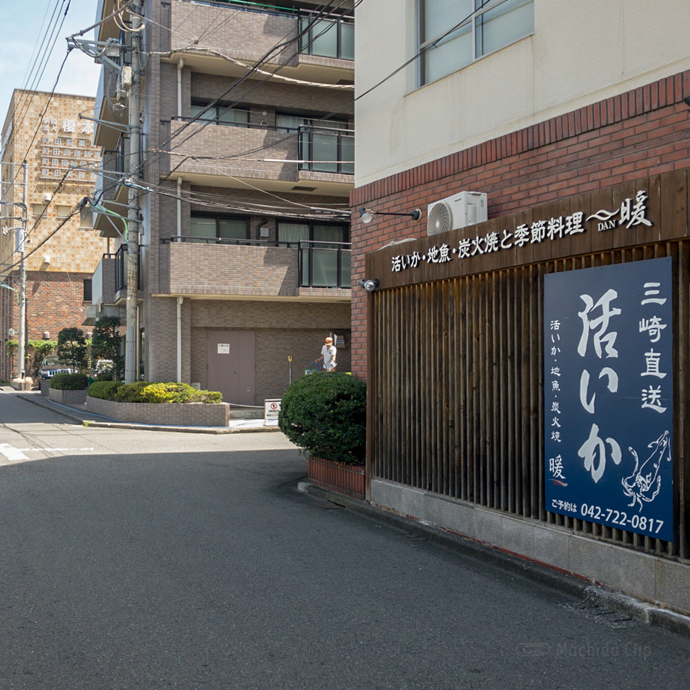 【道順案内の写真】小田急線町田駅第二踏切近くの線路沿いの通り