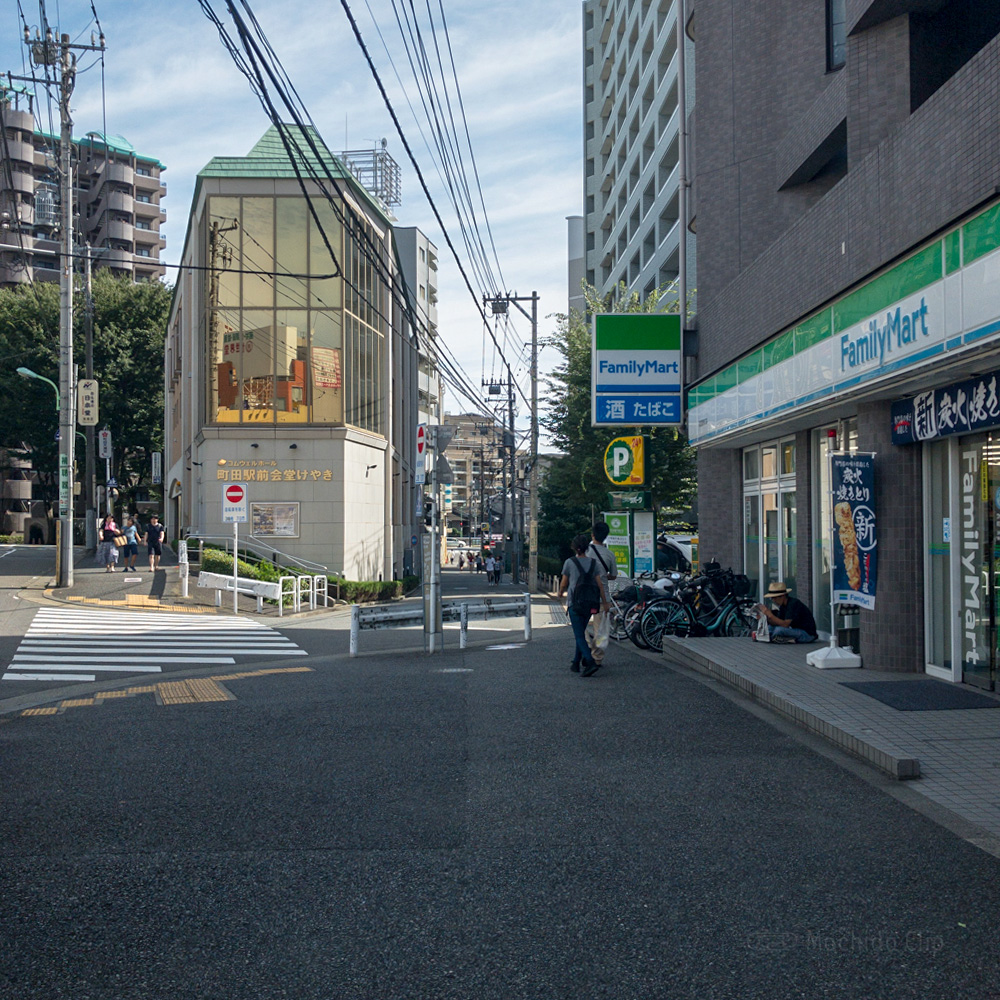 【道順案内の写真】ファミリーマート前の通り