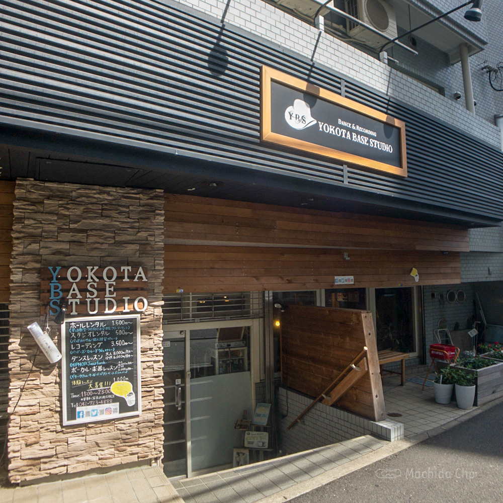 【道順案内の写真】「YOKOTA BASE STUDIO 町田店（スタジオ）」外観