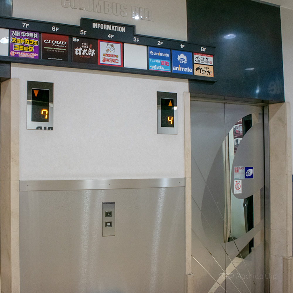 【道順案内の写真】「カラオケまねきねこ 町田2号店」の入り口