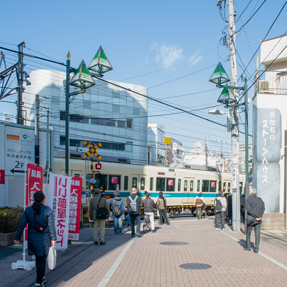 【道順案内の写真】小田急線町田駅の第二踏切の前