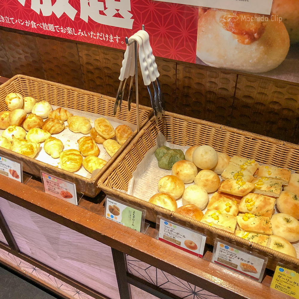 鎌倉パスタ 桜美林学園前のパン食べ放題の写真