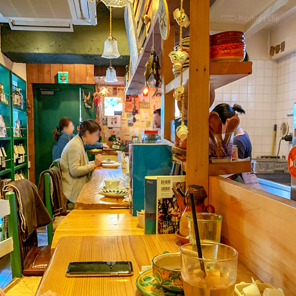 OSTERIA UCCELLO(ウチェッロ)プエブロ(PUEBLO)の店内カウンター席の写真