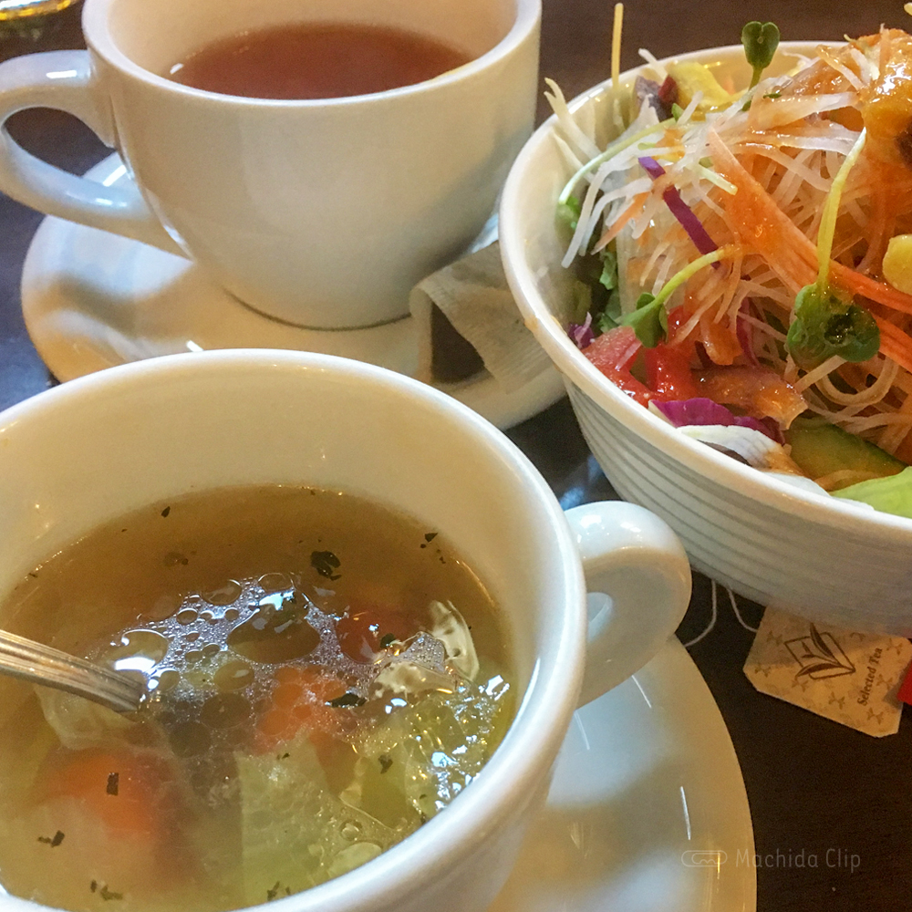 Trattoria Chez Lapin（トラットリア シェ ラパン）のスープとサラダの写真