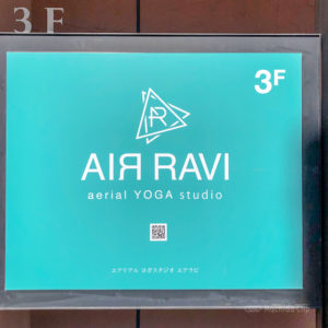 AIR RAVI AERIAL YOGA STUDIOの看板の写真