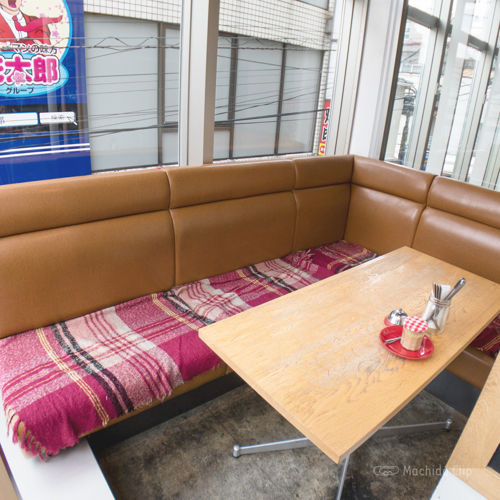 LATTE GRAPHIC（ラテグラフィック） 町田店のソファ席の写真