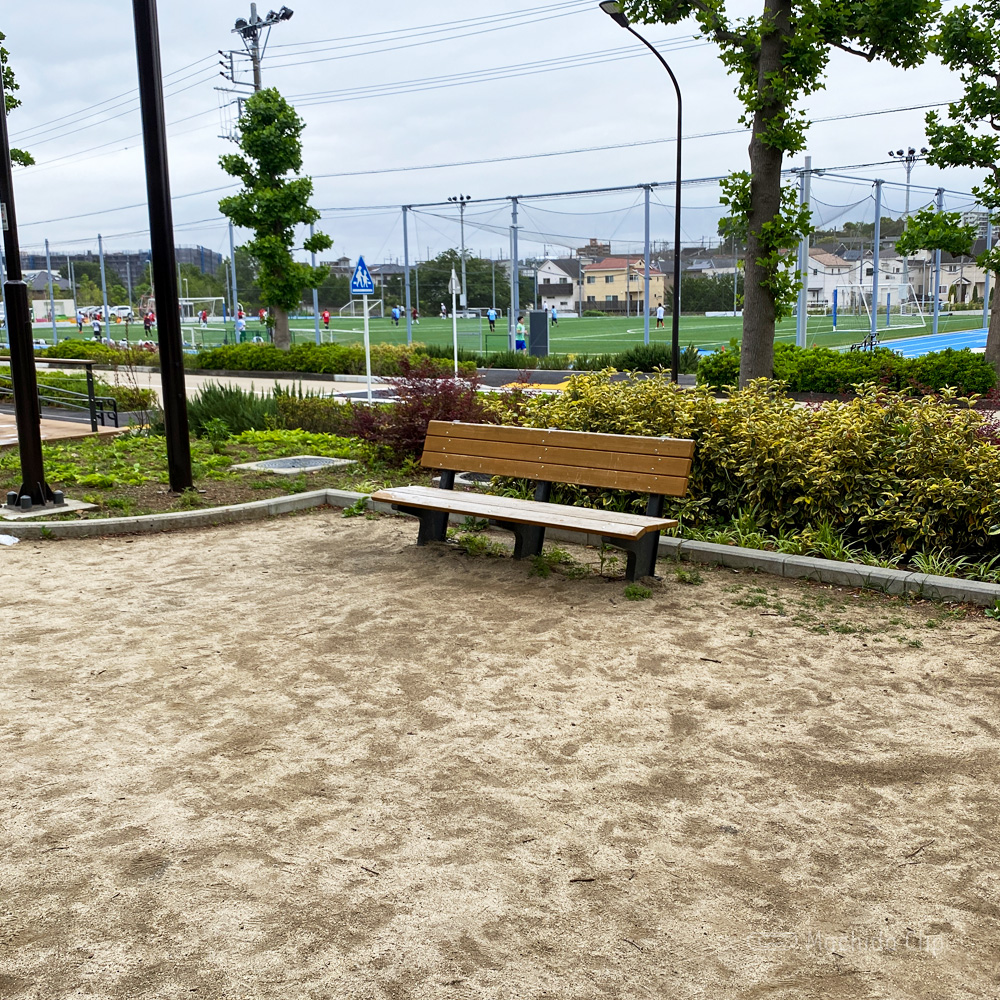 鶴間公園のベンチの写真
