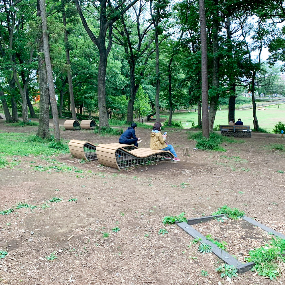 鶴間公園のベンチの写真