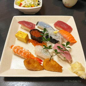 GOCHI ときわ 安くて美味しいお寿司屋さんといえばココ！ランチの人気はサラダとデザートが付いて1,100円（税込）の写真