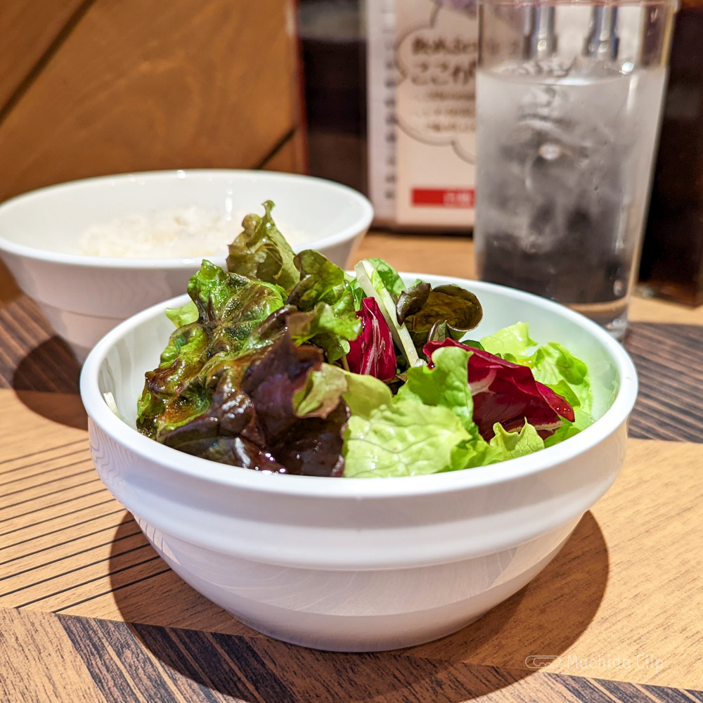 NIKU YO-BI 町田店の焼肉定食のサラダの写真
