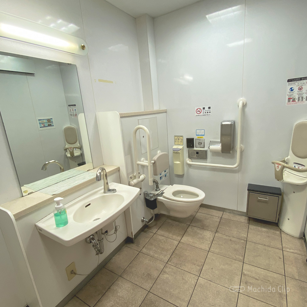 小田急町田駅東口改札外トイレの多目的トイレの写真