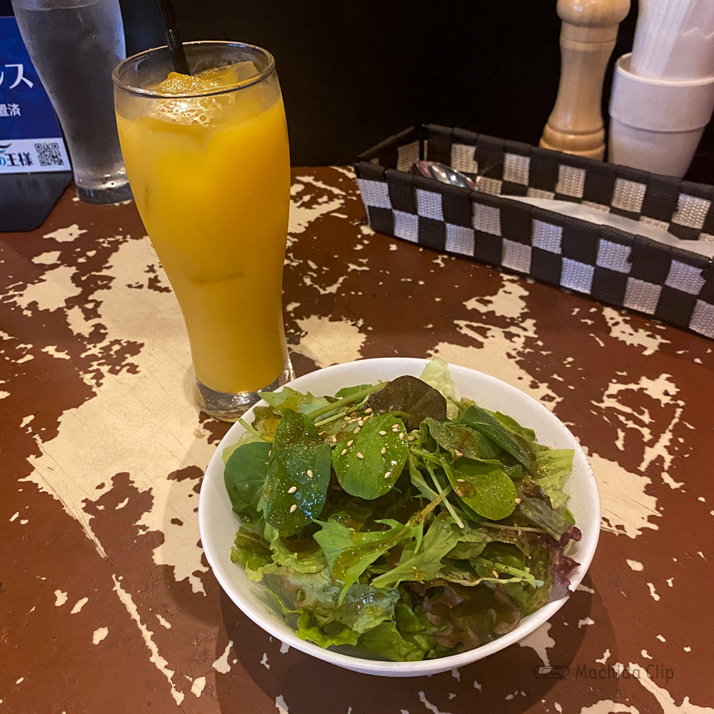 OSTERIA DECO（オステリアデコ）のサラダとドリンクの写真