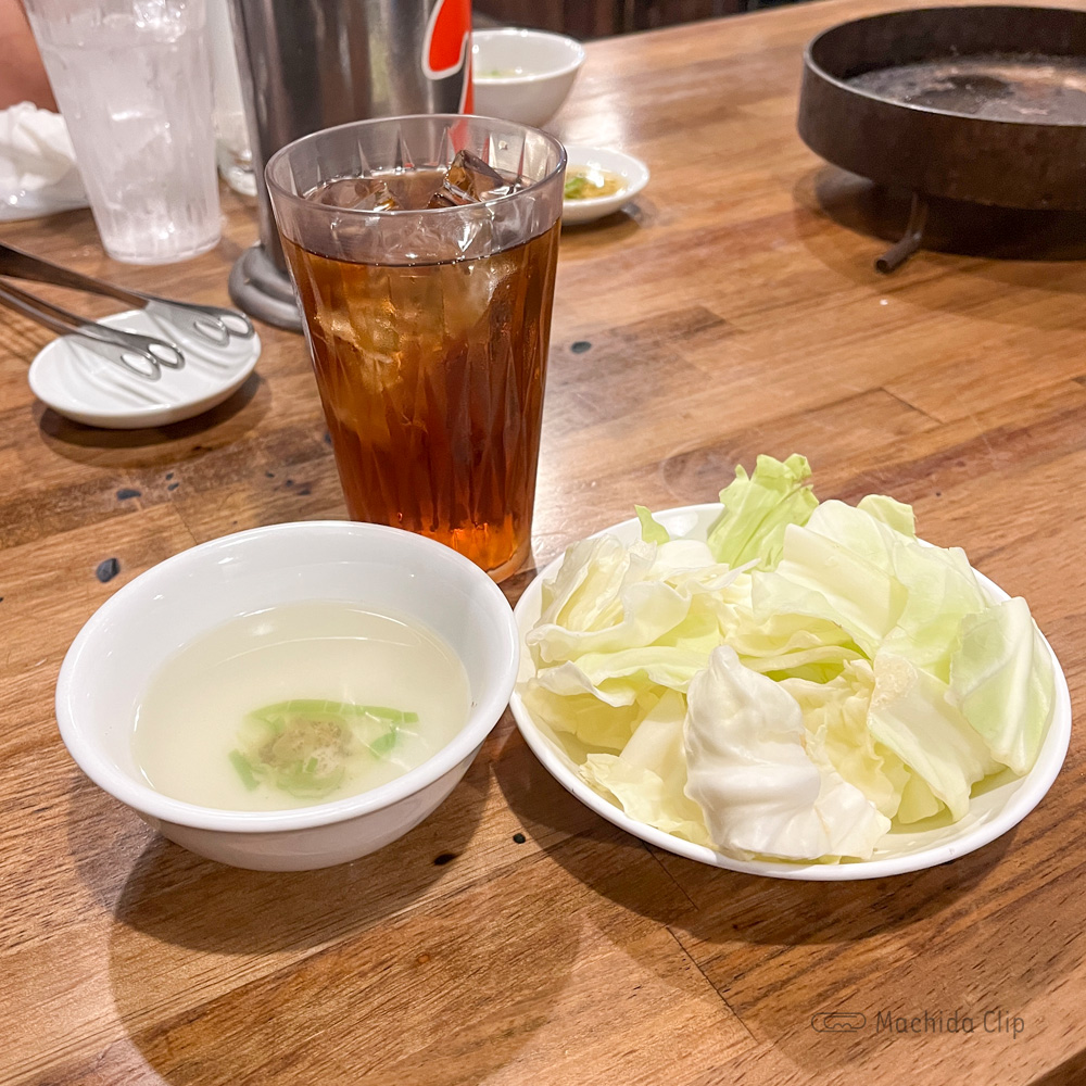 いくどん 町田駅前店のキャベツとスープの写真