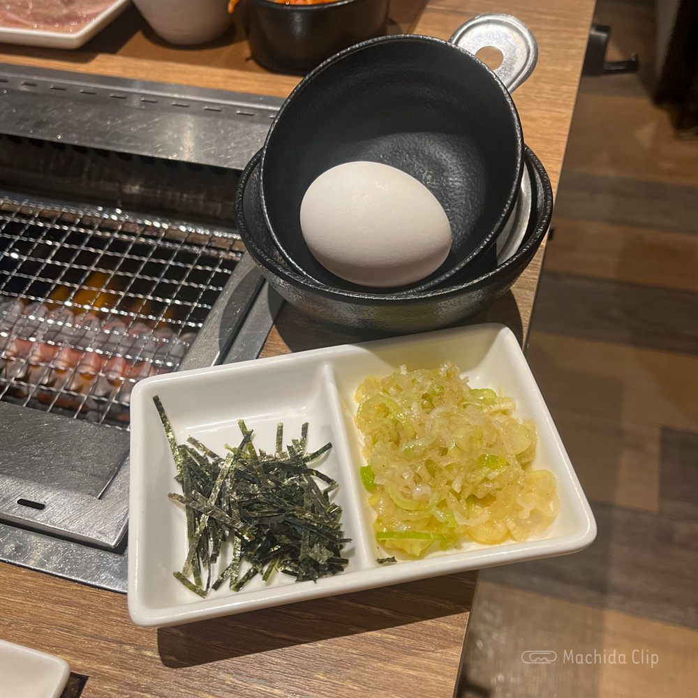 焼肉ライク 町田北口店の卵と薬味の写真
