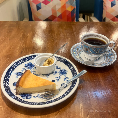 中（あたる）珈琲のコーヒーとチーズケーキの写真