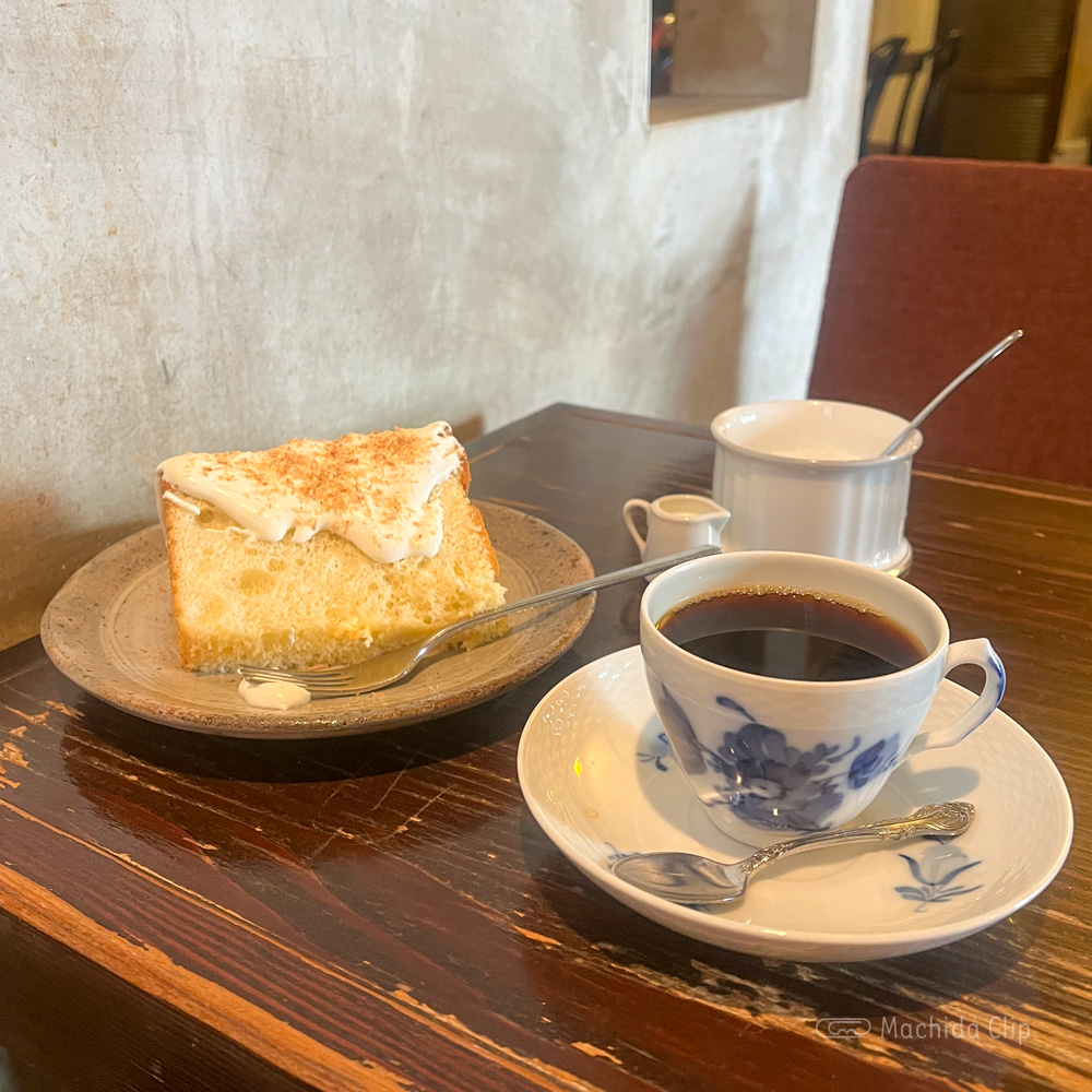カフェ・グレのコーヒーとシフォンケーキの写真