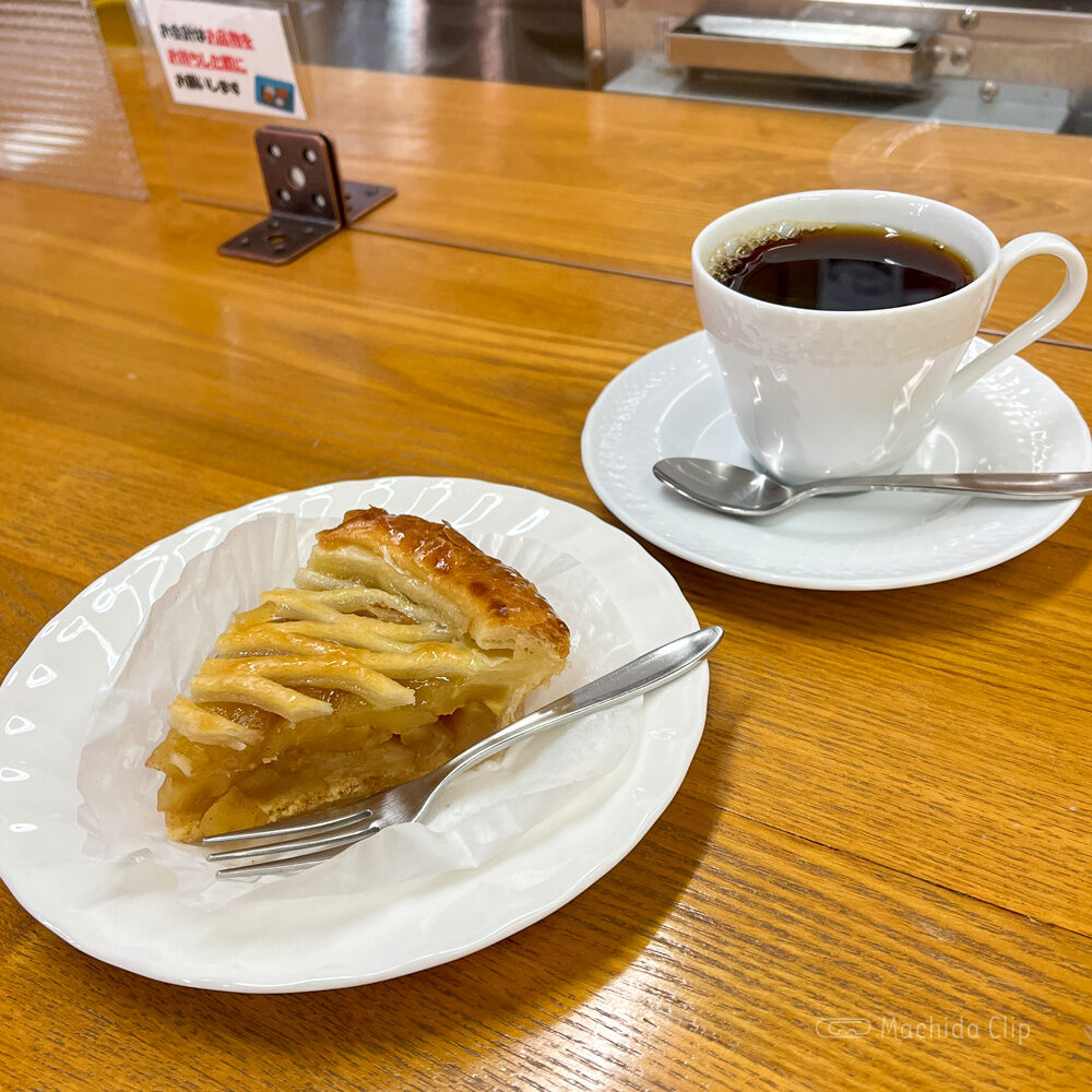 Thumbnail of http://喫茶けやき%20ことばらんど店のアップルパイとコーヒーの写真
