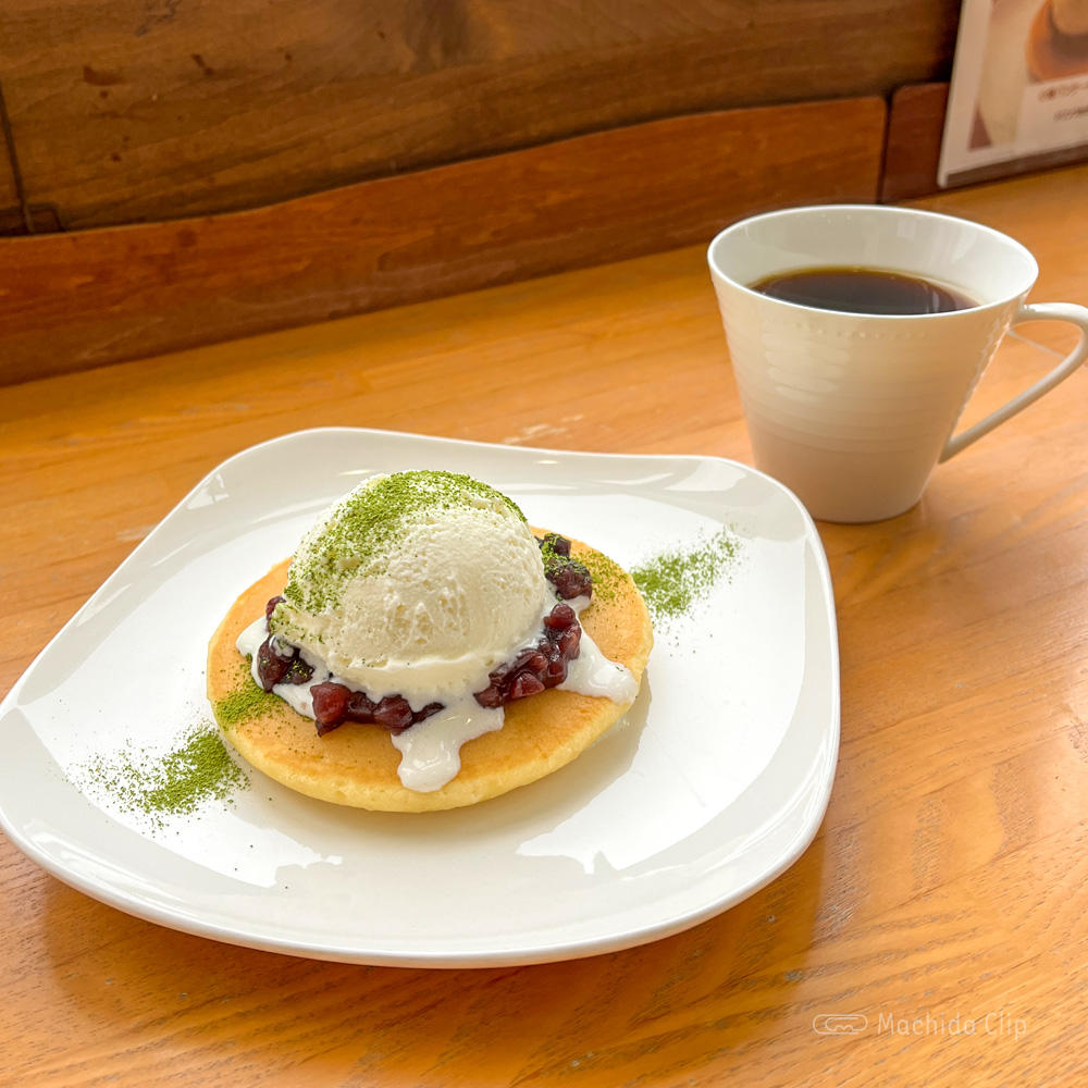 公民館喫茶（カフェ）のパンケーキとコーヒーの写真