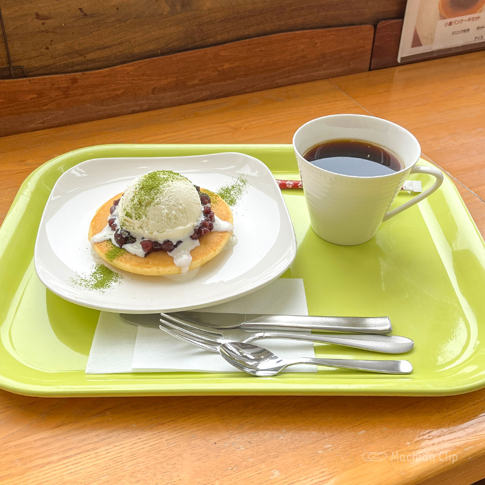 公民館喫茶（カフェ）のパンケーキとコーヒーの写真