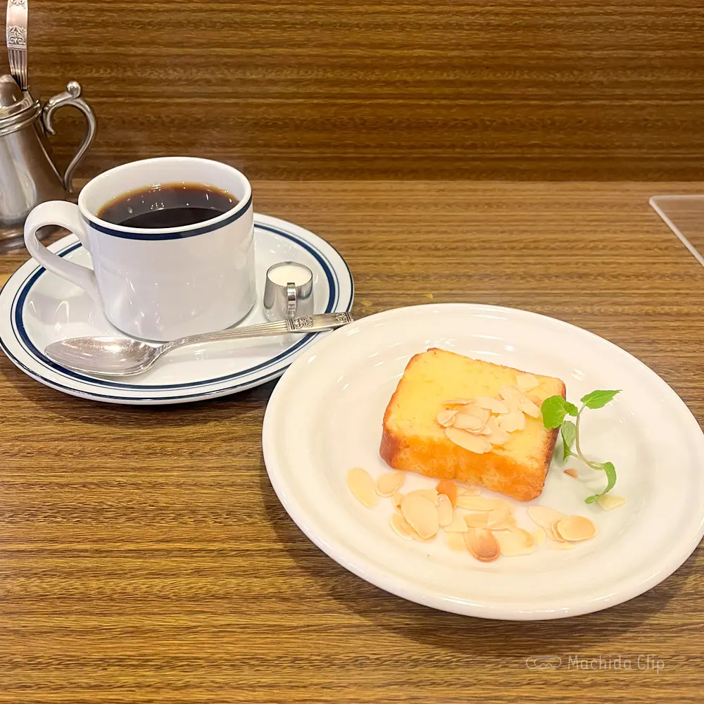 ROSSE ロッセのコーヒーとパウンドケーキの写真
